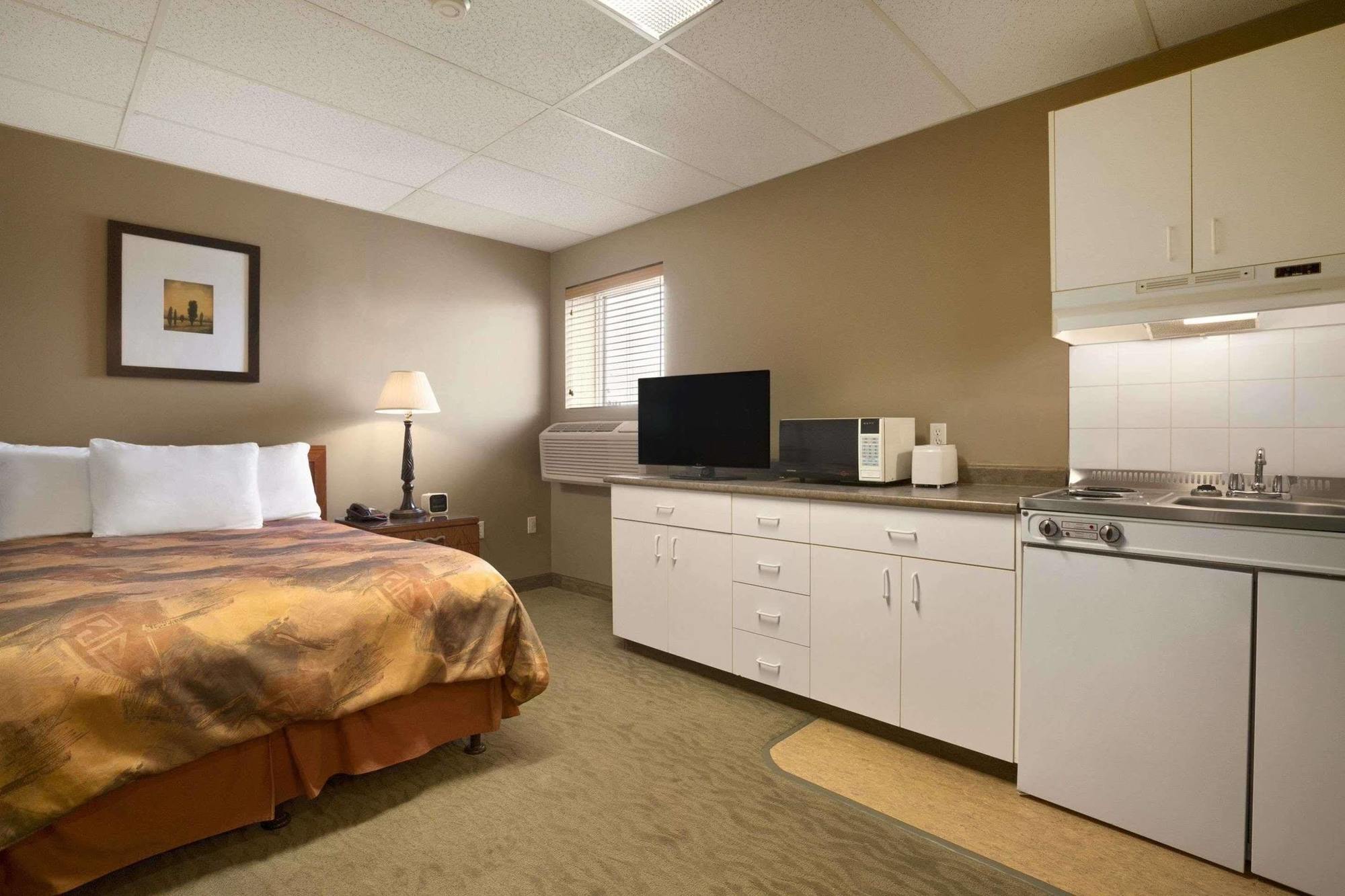 Central Suite Hotel Ллойдминстер Экстерьер фото