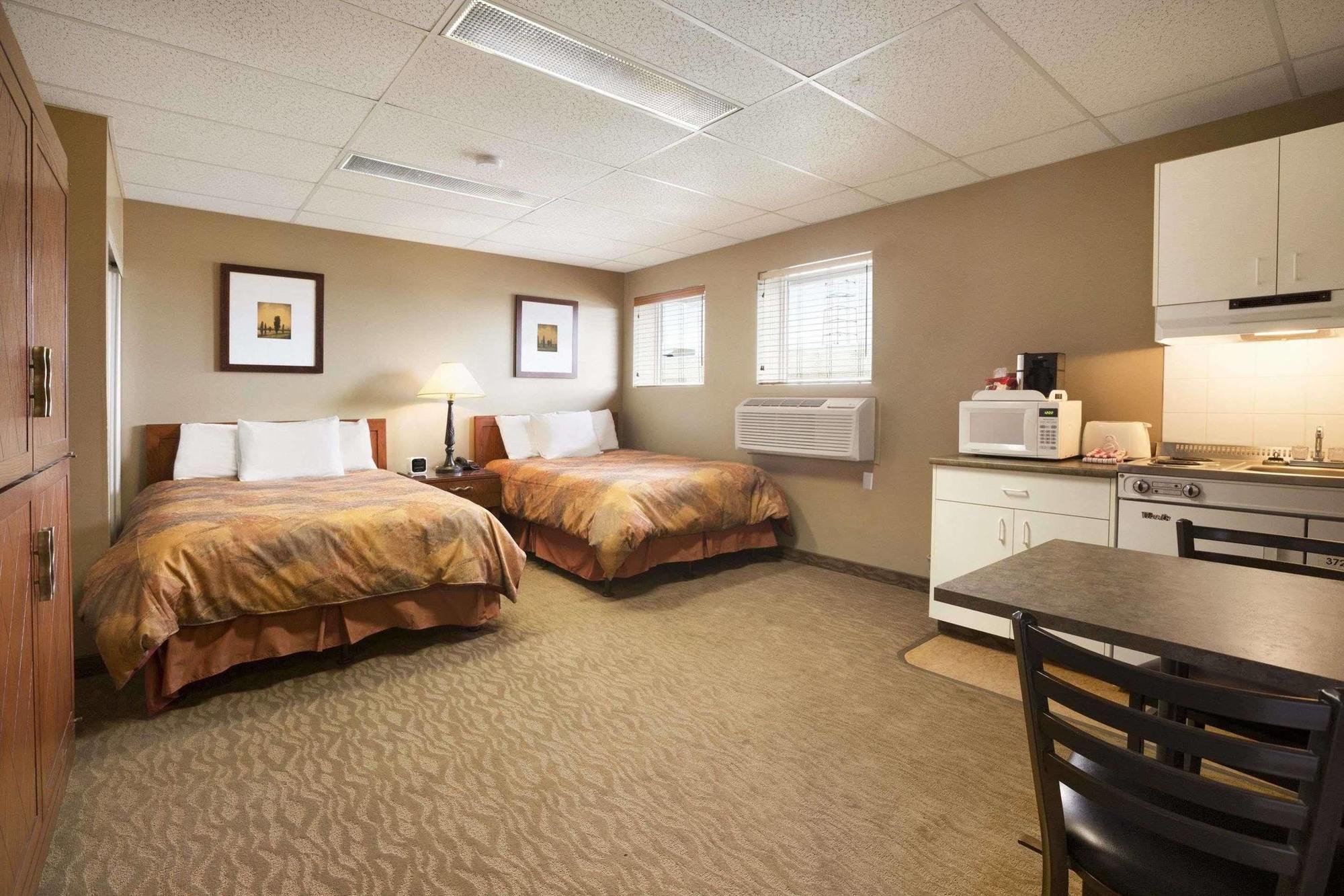 Central Suite Hotel Ллойдминстер Экстерьер фото