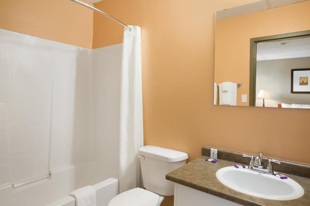 Central Suite Hotel Ллойдминстер Экстерьер фото